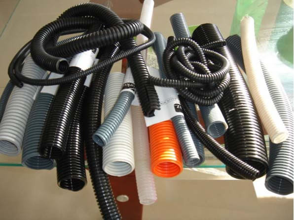 Tubo Ondulato E Cavo Elettrico Con Il Cubo Del Collegamento Sul Disegno - Foto 9